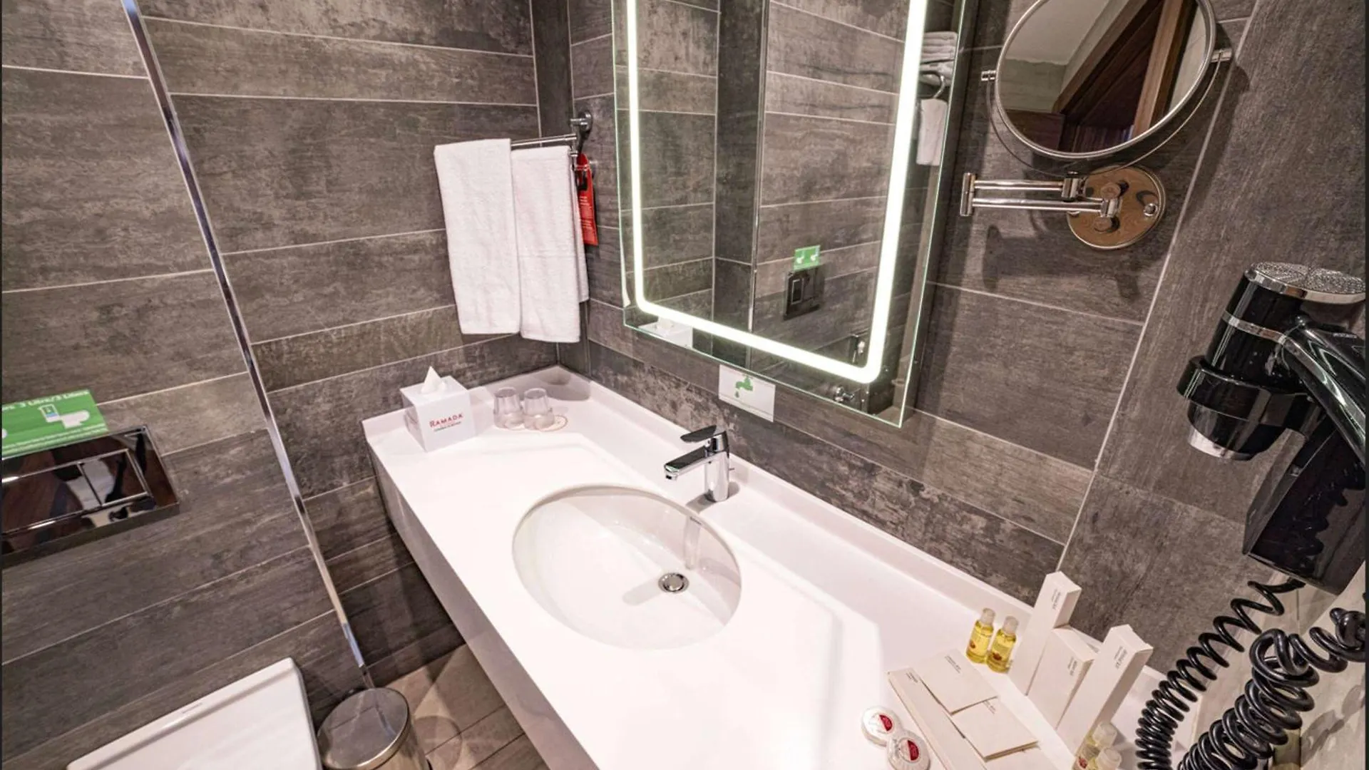 מלון Ramada By Wyndham Istanbul Alibeykoy 4*,